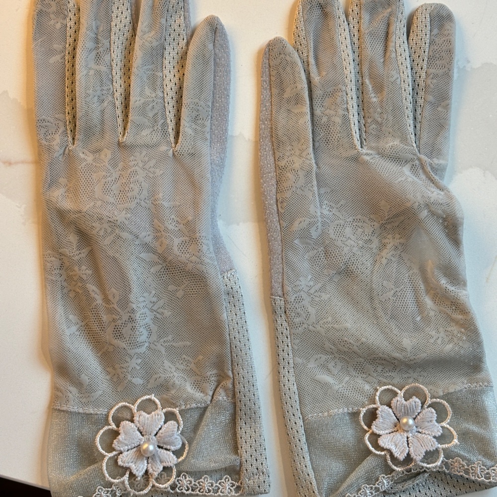 Lace Gloves NWOT